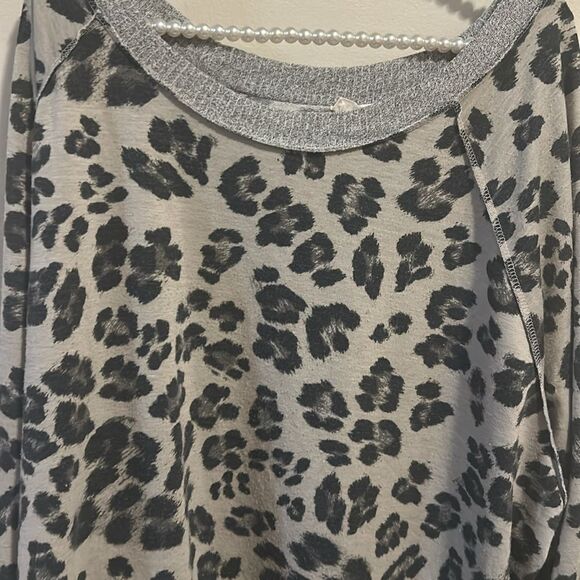 Hummingbird Cheetah Print Sweatshirt. Size 3XL - Picture 2 of 3